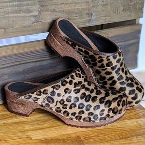 Sanita Danish Leopard Clogs 🐆